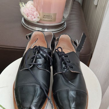 Schwarze MAX Halbschuhe mit Riemen