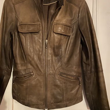 Veste en cuir marron à fermeture zippée