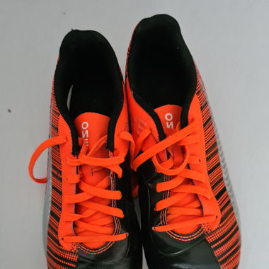 Chaussures futsal rouge et noire, One