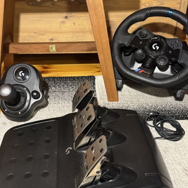 Logitech G Lenkrad mit Pedalen und Schalthebel