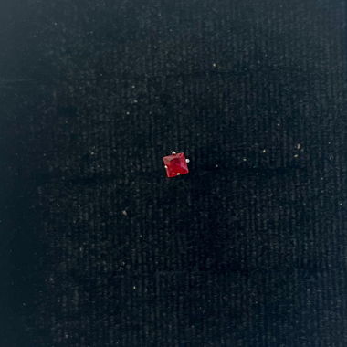 Piercing Helix/tragus avec cristal carré rouge