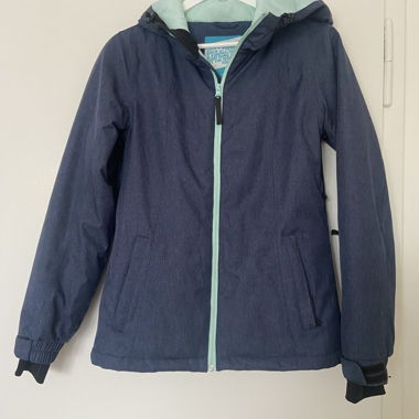 Dunkelblaue Skijacke mit Kapuze