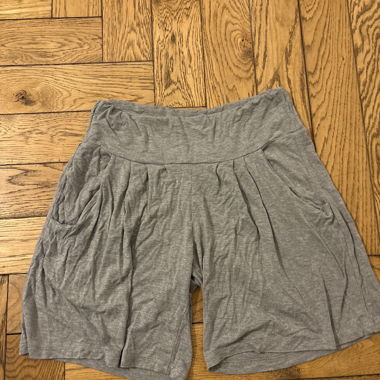Grau plissierte Shorts