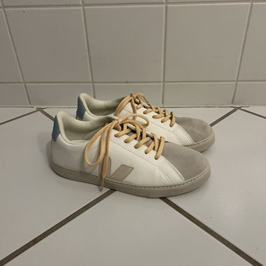 VEJA Sneaker in Weiss und Beige