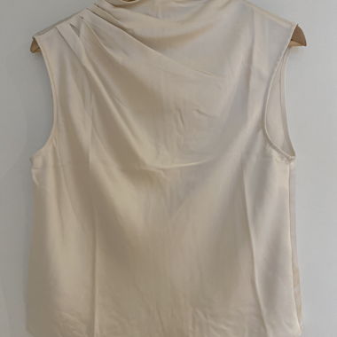 Top smanicato color crema