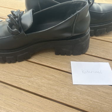Schwarze Loafer mit Kette