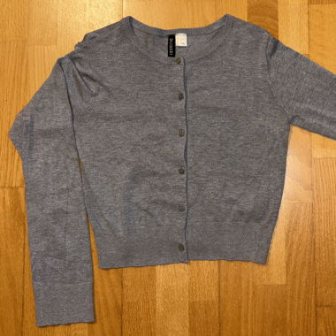 Cardigan court raccourci en gris foncé