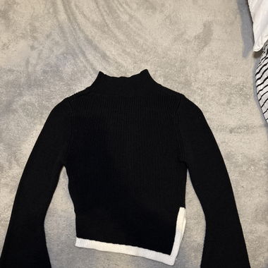 Asymmetrischer Strickpulli