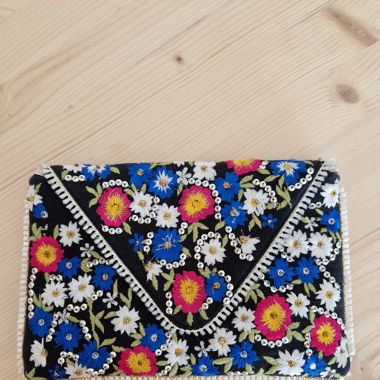 Pochette colorée & brodée