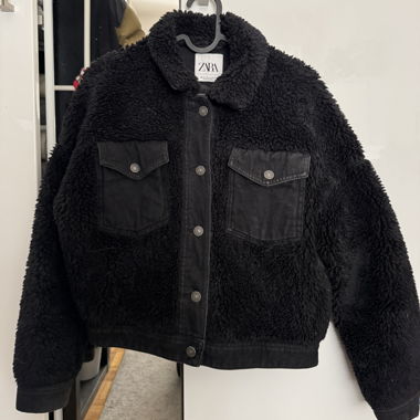 Schwarze ZARA Teddy-Jacke