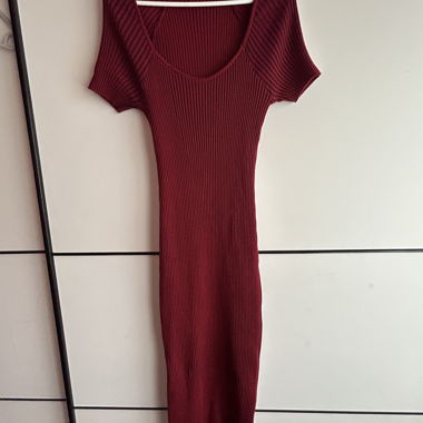Rotes Herbstkleid
