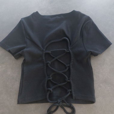 Schwarzes Top mit Schnürung hinten