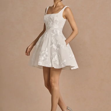 Abito bianco Azazie „Brynn“ con ricamo floreale