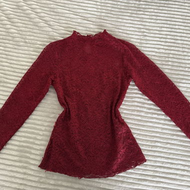 Top in pizzo rosso