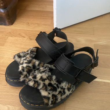 Dr martens fluffy leopard sandals