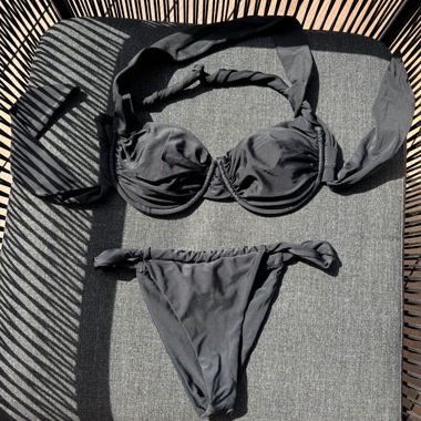 Schwarzer Bikini-Set