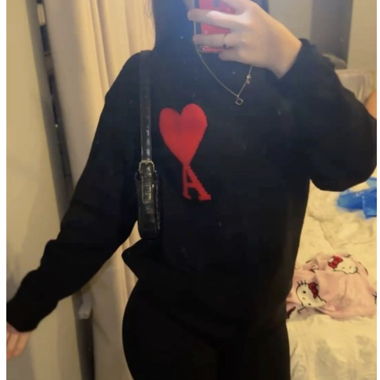 Maglione nero in maglia con stampa a cuore