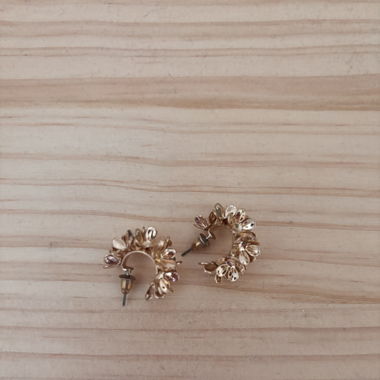 Goldige Blumen-Ohrringe