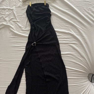 Schwarzes Bandeau-Abendkleid mit Schlitz