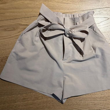 Sommerliche High Waist Shorts mit Gürtel