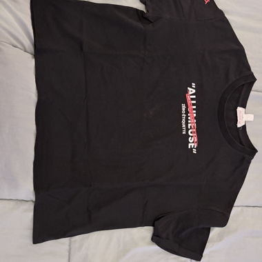T-shirt nera con stampa