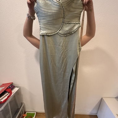 Abito lungo maxi senza spalline in raso Larissa