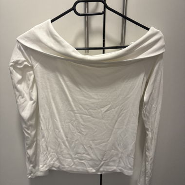 Maglietta bianca off-shoulder maniche lunghe