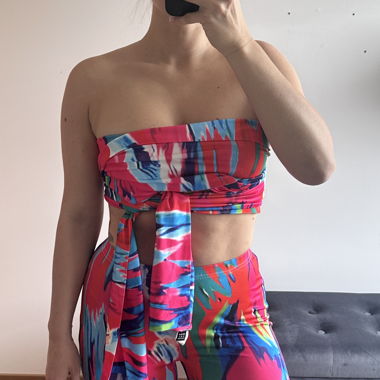 Completo due pezzi colorato con top bandeau