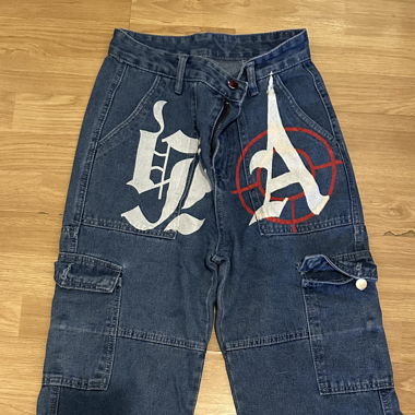  Denim-Hose mit Frontdruck eng oben, weit unten