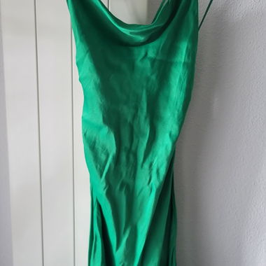 Robe verte satinée