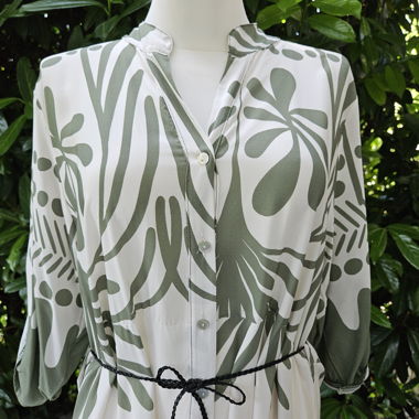 Sehr langes Maxikleid in Creme/Khaki