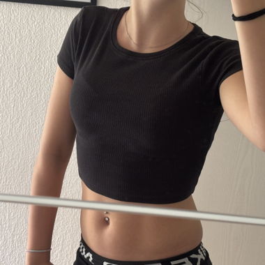 Top corto a coste nero