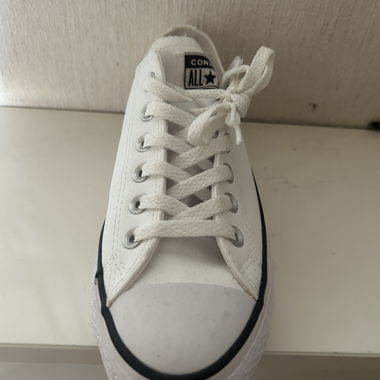 Weiße Converse-Sneakers