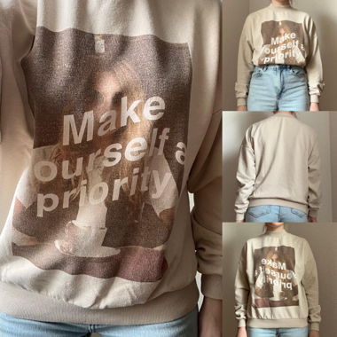  Trendiger Sweater beige mit Aufschrift 