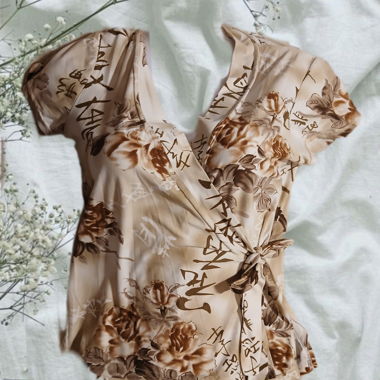 Haut beige avec impression "style japon"