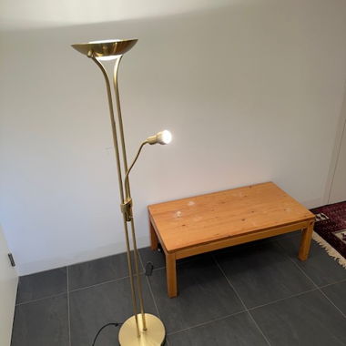 Lampada da terra dorata dimmerabile