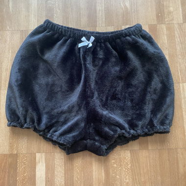 Short neri corti e morbidi con fiocco bianco