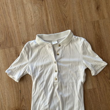 Weisses Polo shirt mit Knöpfen