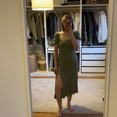 Vestito midi verde con allacciatura sul retro