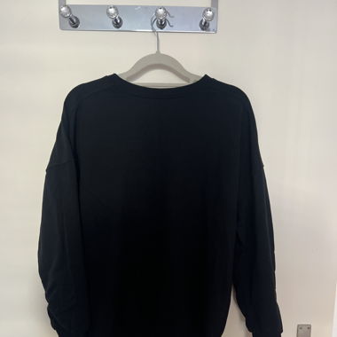 Schwarzer Pulli