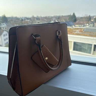 Braune Handtasche mit Anhänger