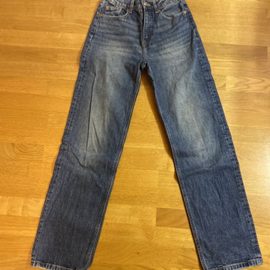 Blaue Jeans gerade geschnitten
