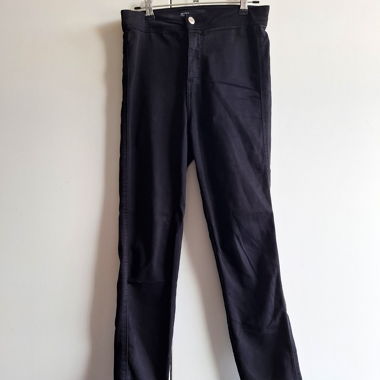 Schwarze Bershka-Jeans