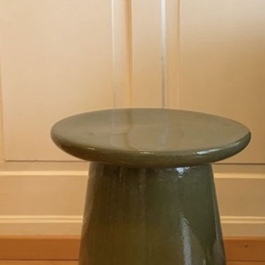 Grüner Keramikhocker