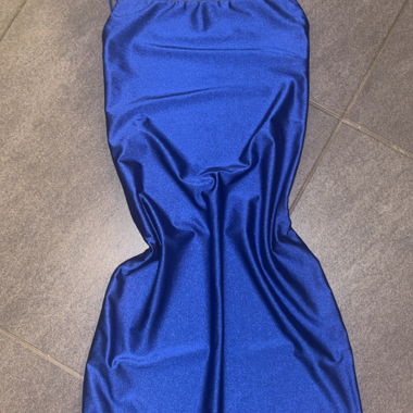 Kurzes Kleid in blau satiniertem Stoff