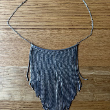 Collana con ciondolo con frange