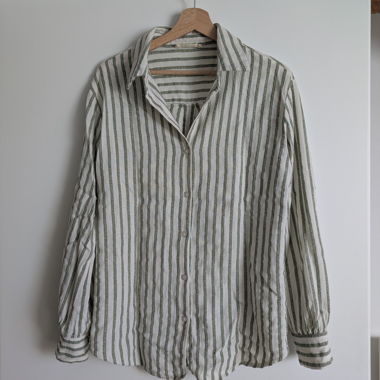 Schönes gestreiftes Oversize-Hemd, aus Baumwolle S/M