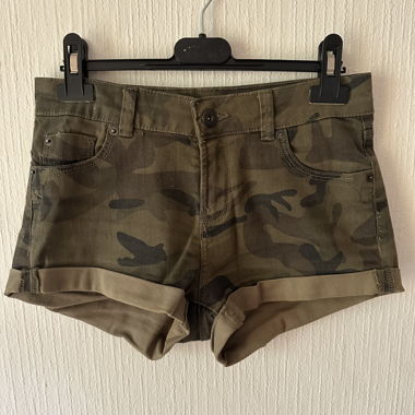 Militär-Jeansshorts (Bershka)
