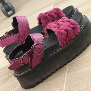 Dr. Martens Voss Quad Fluffy Sandalen mit Rosen