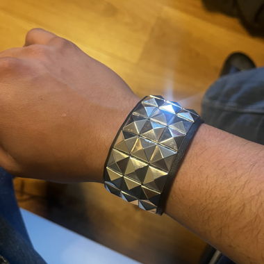 Bracelet noir clouté en similicuir 